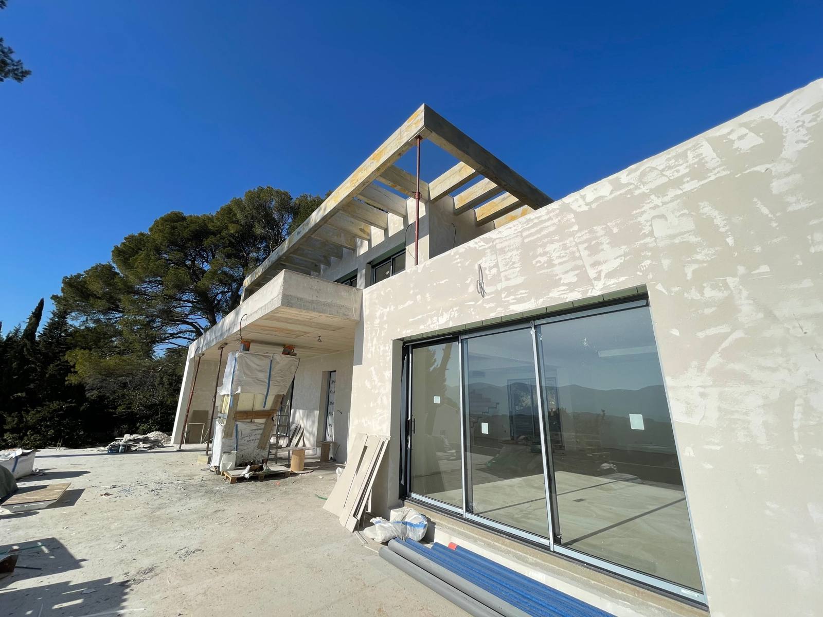 Villa contemporaine avec grandes baies vitrées