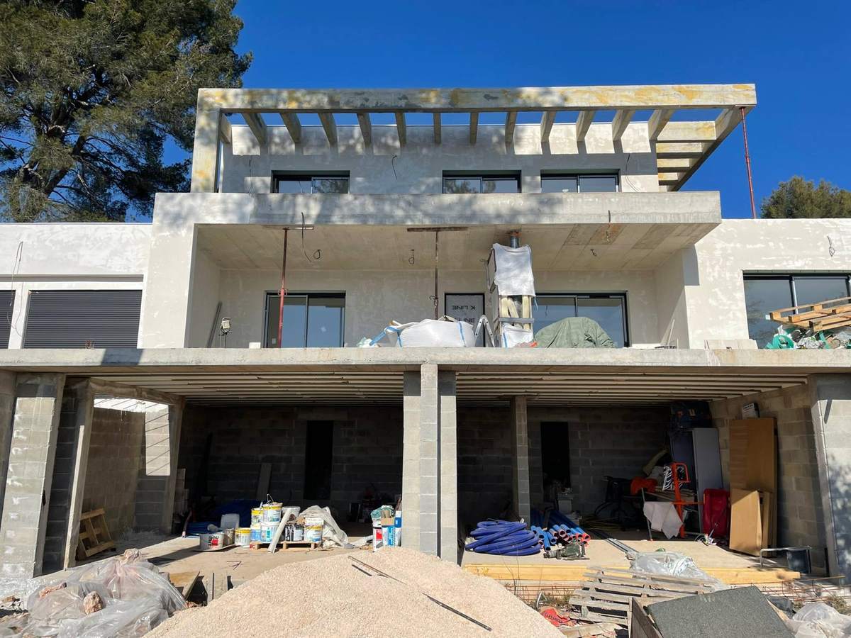 Villa contemporaine sur deux niveaux en fin de gros œuvre, avec pergola béton en toiture